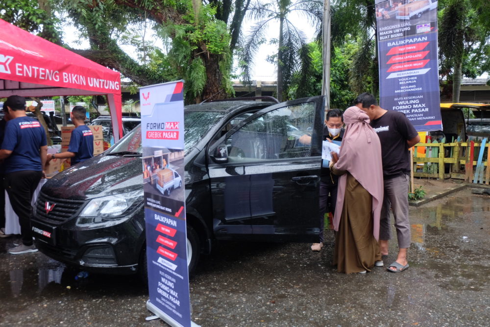 Seorang pengunjung melihat langsung Formo Max di acara Formo Max Grebek Pasar yang berlangsung di Pasar Klandasan Balikpapan 1000x667