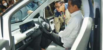 Image Presiden Republik Indonesia Berkunjung ke Booth Wuling Motors di IIMS 2023