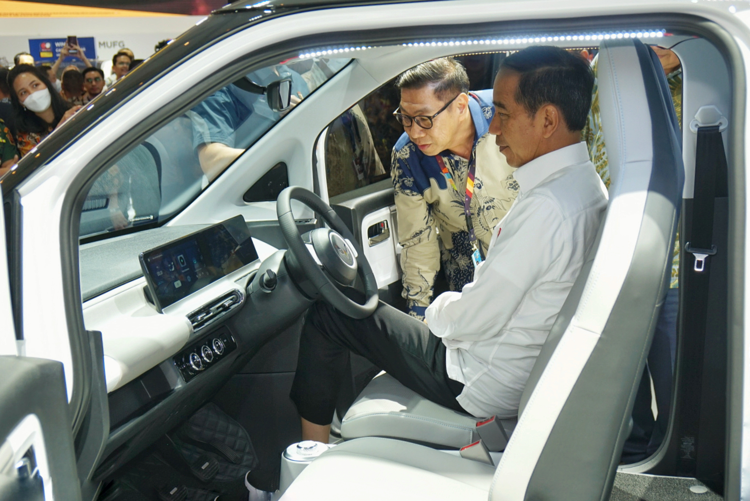 Image Presiden Republik Indonesia Berkunjung ke Booth Wuling Motors di IIMS 2023