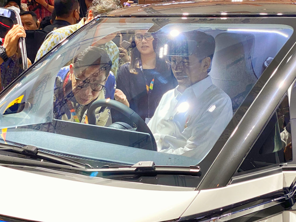 3. Presiden Republik Indonesia Berkunjung ke Booth Wuling Motors di IIMS 2023 1000x750