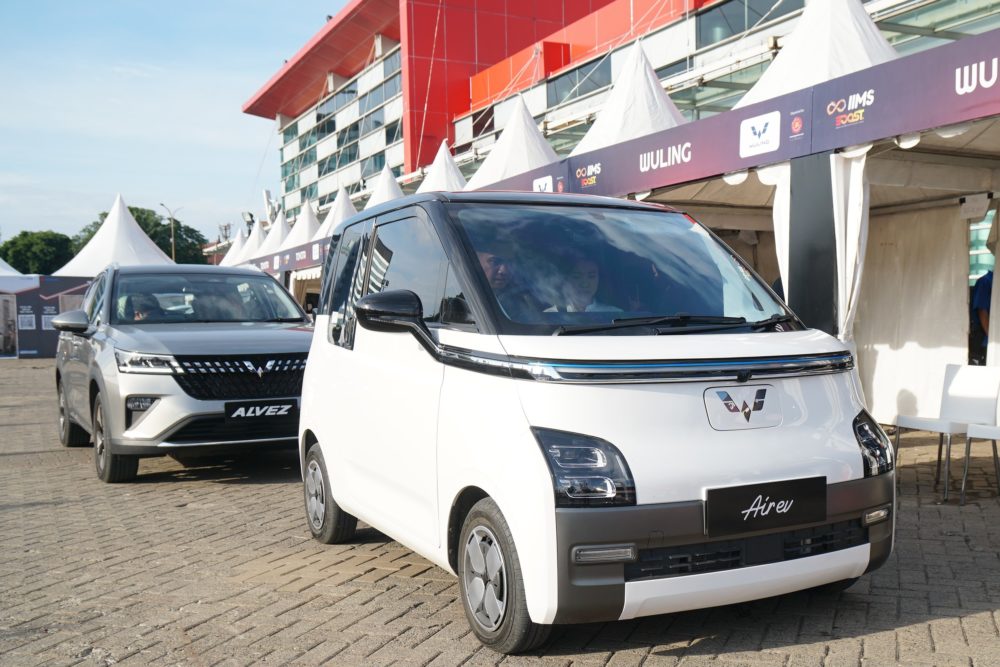 Alvez dan Air ev merupakan lini produk Wuling yang paling banyak dicoba di area test drive IIMS 2023 1000x667