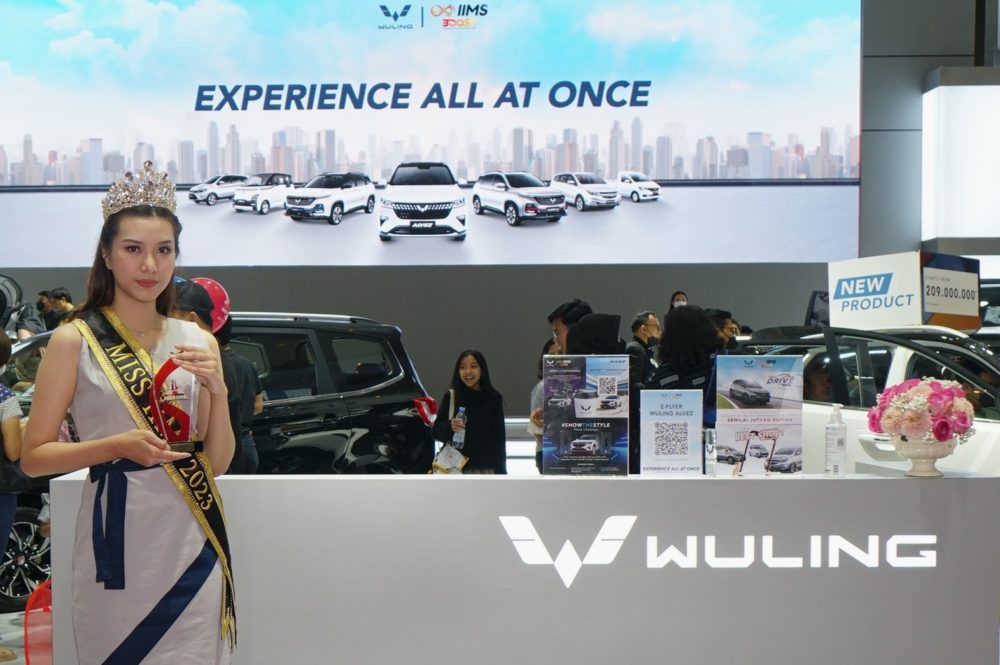 Deleika Sadya Ayasha yang merupakan salah satu usher yang bertugas di booth Wuling juga mendapatkan gelar Miss IIMS 2023 1000x665