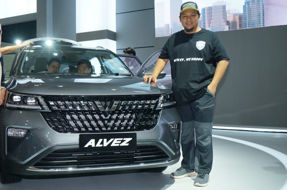 Deni selaku Ketua WEVI melihat eksterior Wuling Alvez yang menghadirkan style that keeps you moving 1000x665