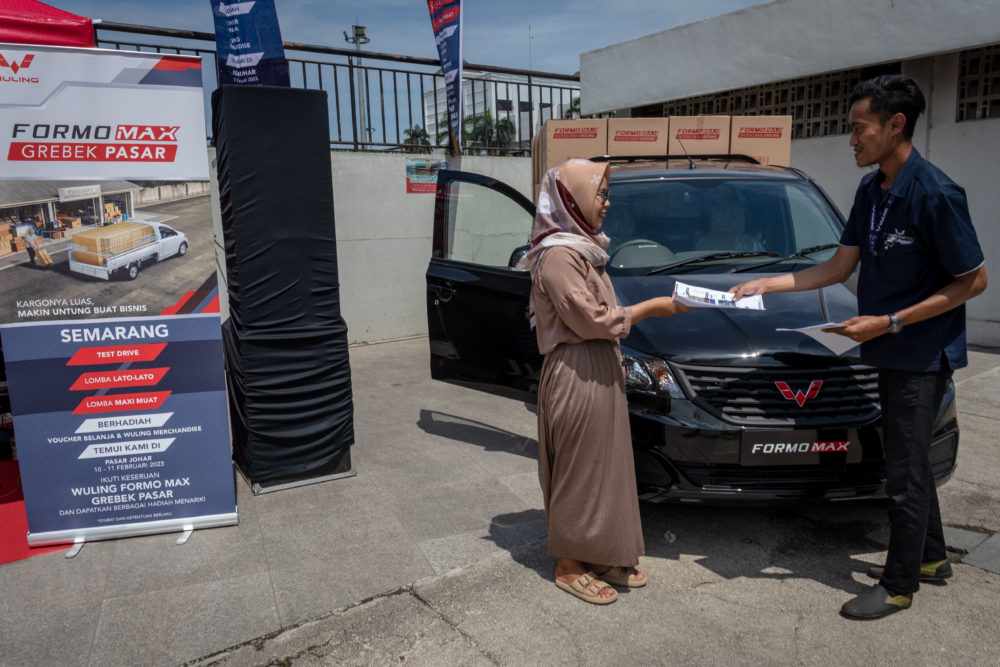 Seorang pramuniaga Wuling mengajak konsumen untuk melihat lebih dekat Formo Max Enteng Bikin Untung 1000x667