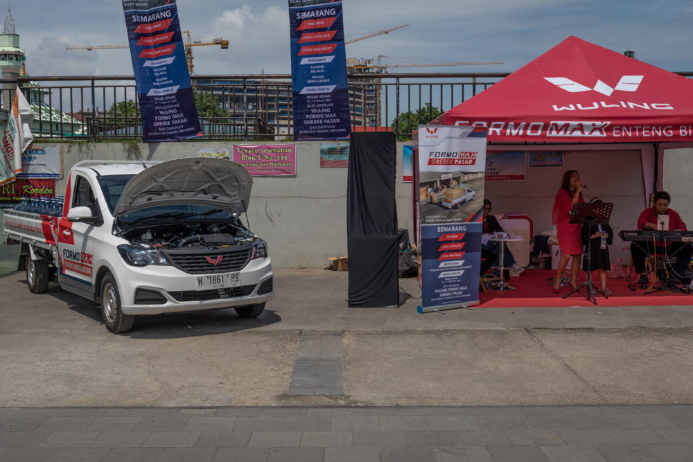 Wuling juga mengadakan hiburan menarik dalam acara Formo Max Grebek Pasar di Pasar Johar Semarang 1000x667