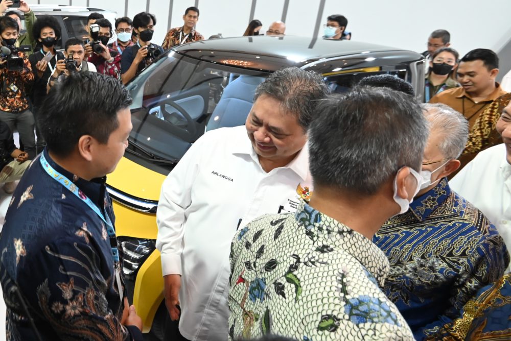 Airlangga Hartarto selaku Menteri Koordinator Bidang Perekonomian Republik Indonesia mengunjungi booth Wuling di GJAW 2023 1000x668