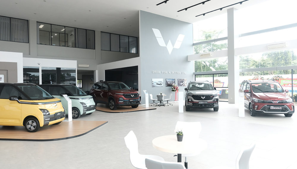 Area Showroom yang luas untuk mengakomodasi beragam lini produk Wuling 1000x569