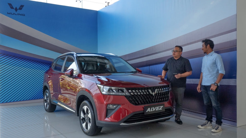 Brian Gomgom PR Manager Wuling Motor dan Danang Wiratmoko Product Planning Wuling Motor Menjelaskan Wuling Alvez kepada regional media 1000x562