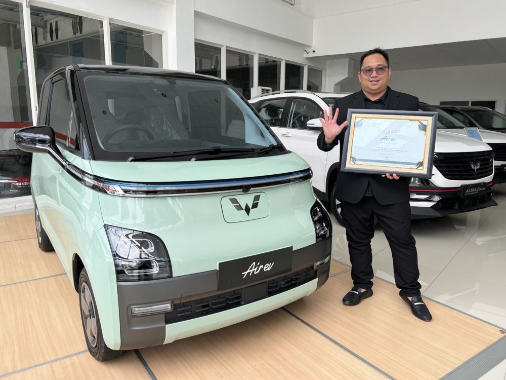 Brian Gomgom Public Relations Manager Wuling Motors bersama Air ev yang mendapatkan penghargaan Best User Friendly Electric Car SBBI Awards 2023 1000x750