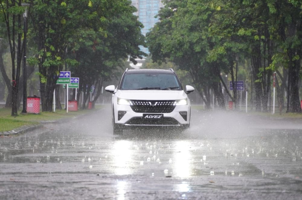 Compact SUV terbaru dari Wuling Alvez melintasi jalanan kawasan GBK Senayan saat kondisi hujan 1000x664