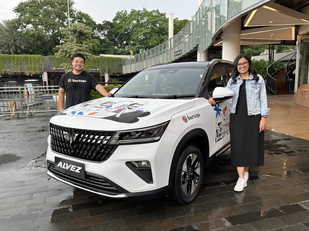 Dian Asmahani Brand and Marketing Director Wuling Motors dan Benson Putra Co founder Bartega bersama Wuling Alvez hasil kreasi Bartega 1000x750