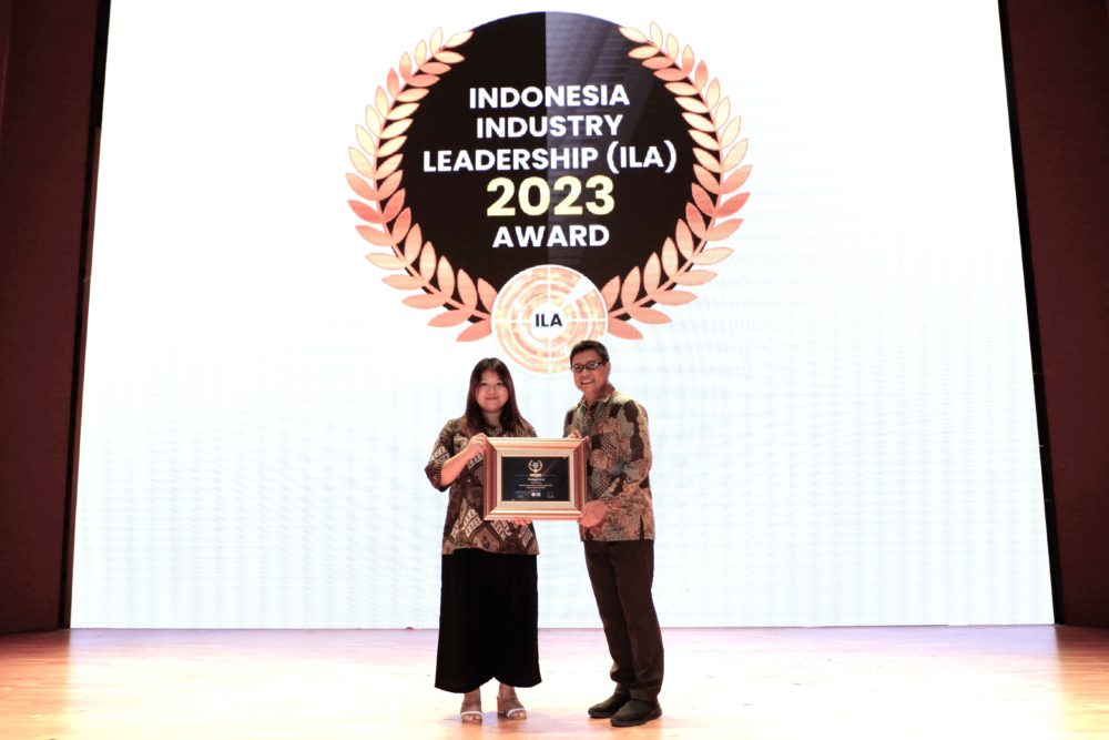 Jessica Christophera Media Relations Wuling Motors menerima penghargaan Indonesia Automotive Industry Leader 2022 kategori EV untuk Wuling Air ev 1000x667