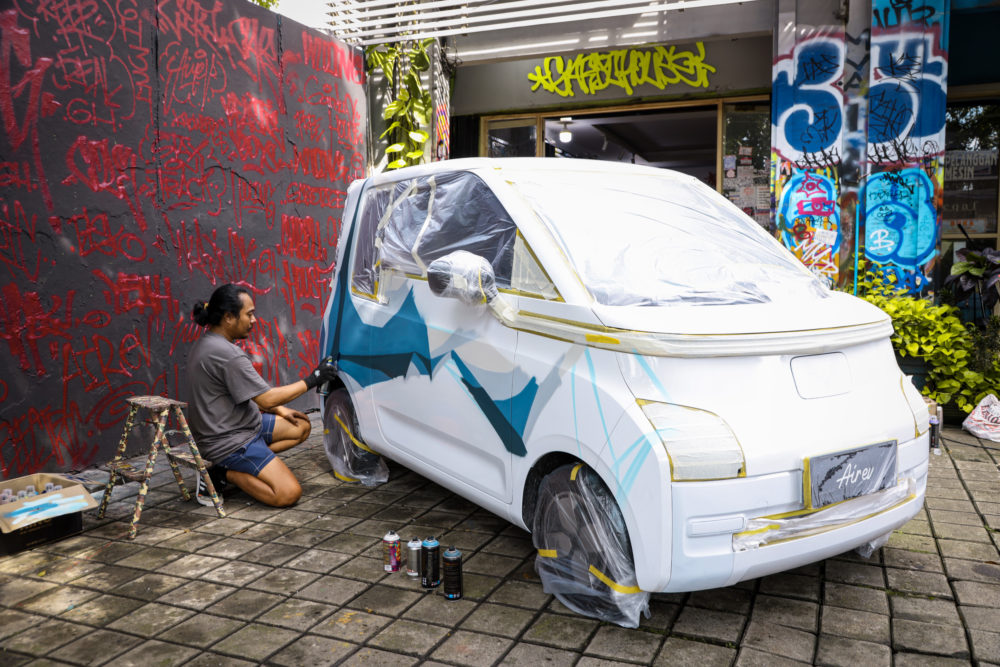 Karya kolaborasi mural Air ev diwujudkan bersama dua graffiti artists dari Gardu House yakni Smok13 dan Folker dengan gaya dan inspirasi unik masing masing seniman 1000x667