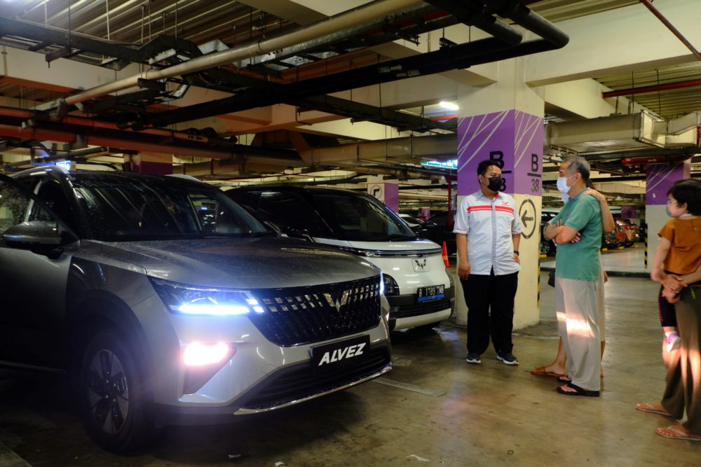 Pengunjung pameran Wuling di Summarecon Mall Bekasi juga berkesempatan mencoba compact SUV Alvez dan kendaraan listrik Air ev selama periode acara berlangsung 1000x667