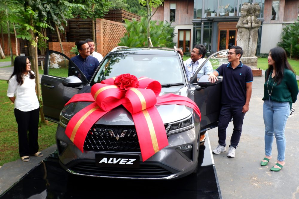 Perwakilan seluruh pihak pendukung GOTF bersama sama melihat compact SUV terbaru dari Wuling Alvez 1000x666