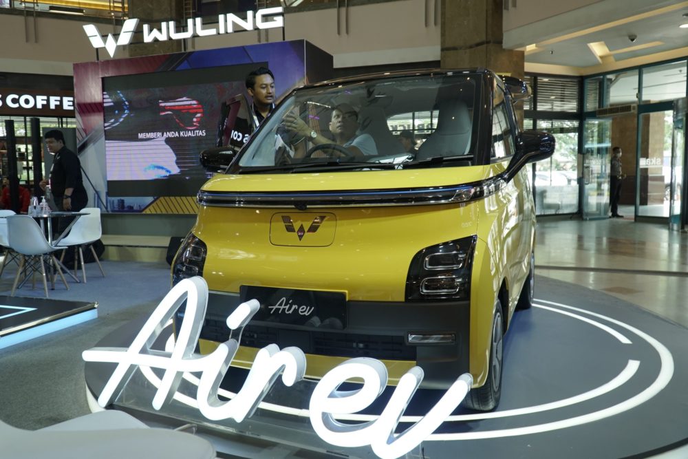 Selain Alvez Wuling juga menampilkan kendaraan listriknya Air ev di SKA Mal Pekanbaru 1000x667