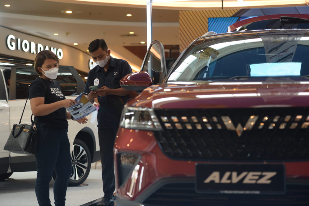 Seorang pengunung tertarik untuk melihat Alvez Style and Innovation in One SUV di Ayani Mega Mall Pontianak 1000x668
