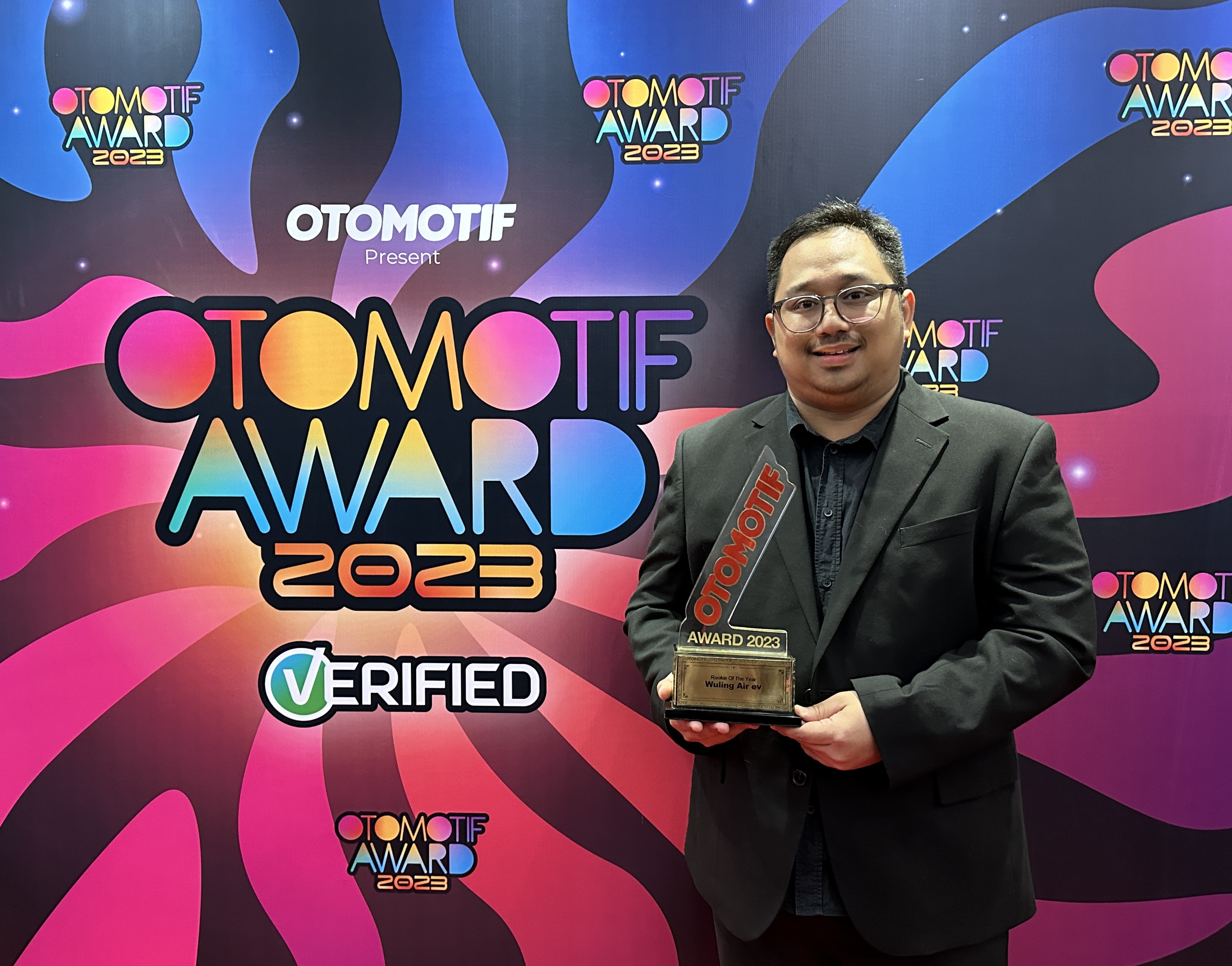 Image Wuling Air ev Wins the Rookie of the Year Award at the Otomotif Award 2023