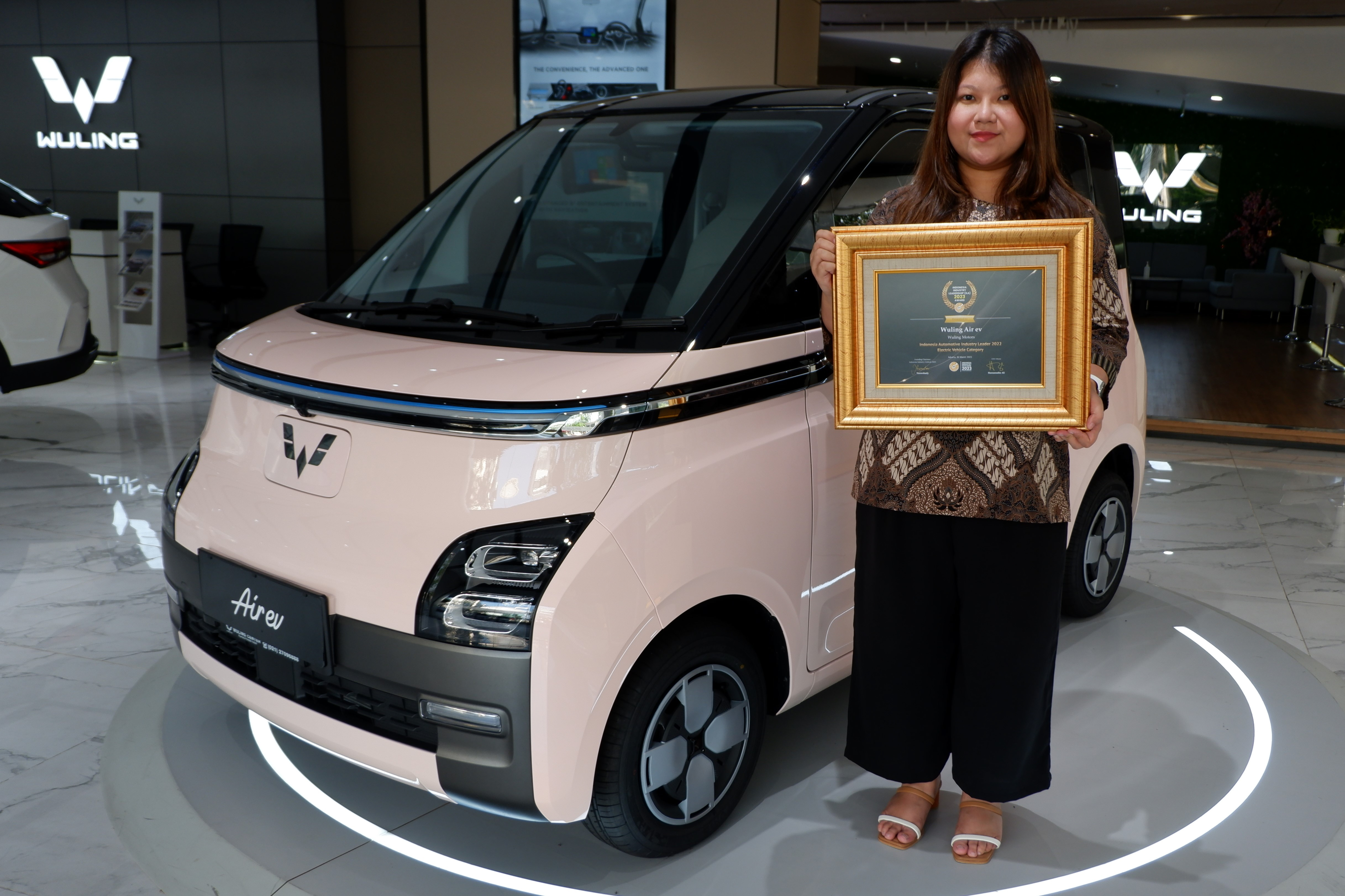 Image Wuling Air ev Wins the Indonesia Automotive Industry Leader 2022 in the EV Category