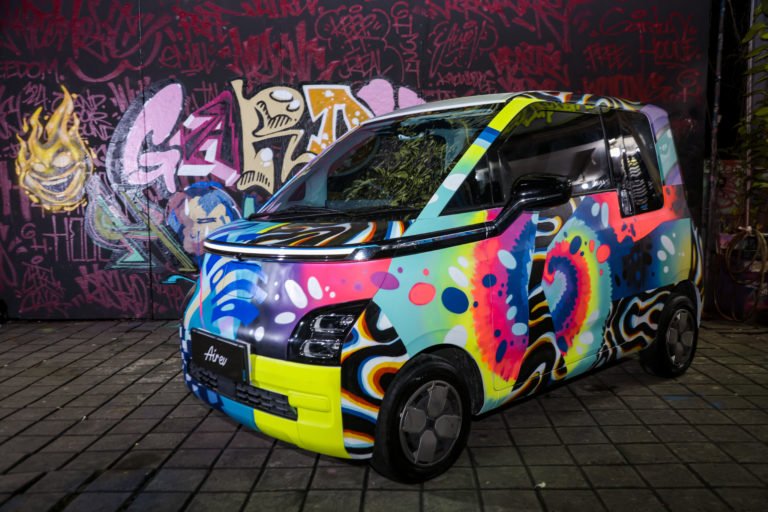 Image Wuling Berkolaborasi Dengan Gardu House Wujudkan Seni Mural di Air ev