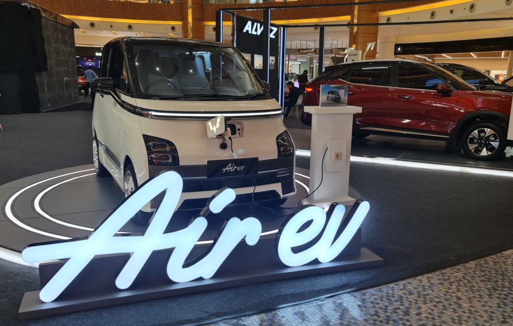 Wuling juga menampilkan lini produk lainnya dalam acara ini salah satunya adalah kendaraan listriknya yang pertama di Indonesia Air ev 1000x636