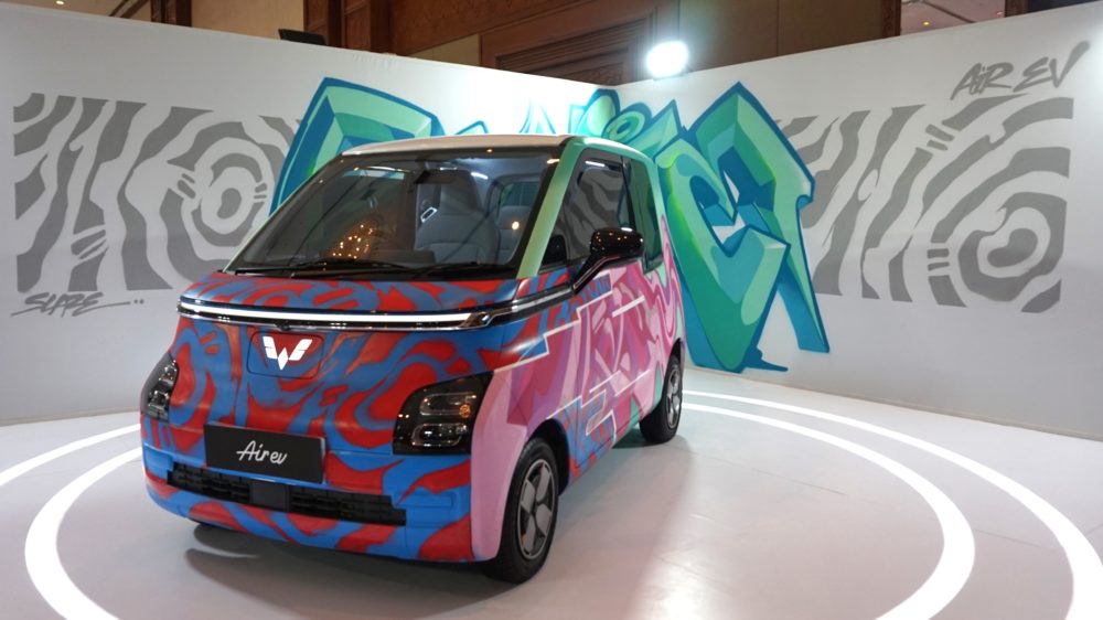 Wuling membawa Air ev hasil kreasi bersama Slaze di boothnya yang berlokasi di Hall Cendrawasih Jakarta Convention Center 1000x562