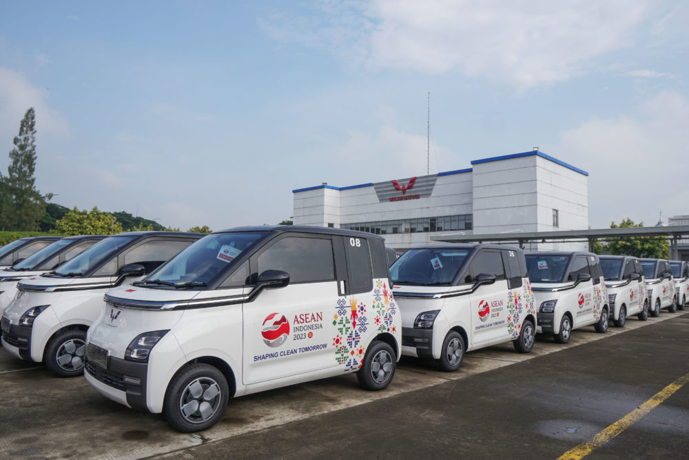 Dalam gelaran KTT ASEAN ini Wuling mengerahkan 50 unit Air ev Long Range berwarna Pristine White. Semua unit telah dihiasi dengan livery khusus yakni corak khas Labuan Bajo 1000x667