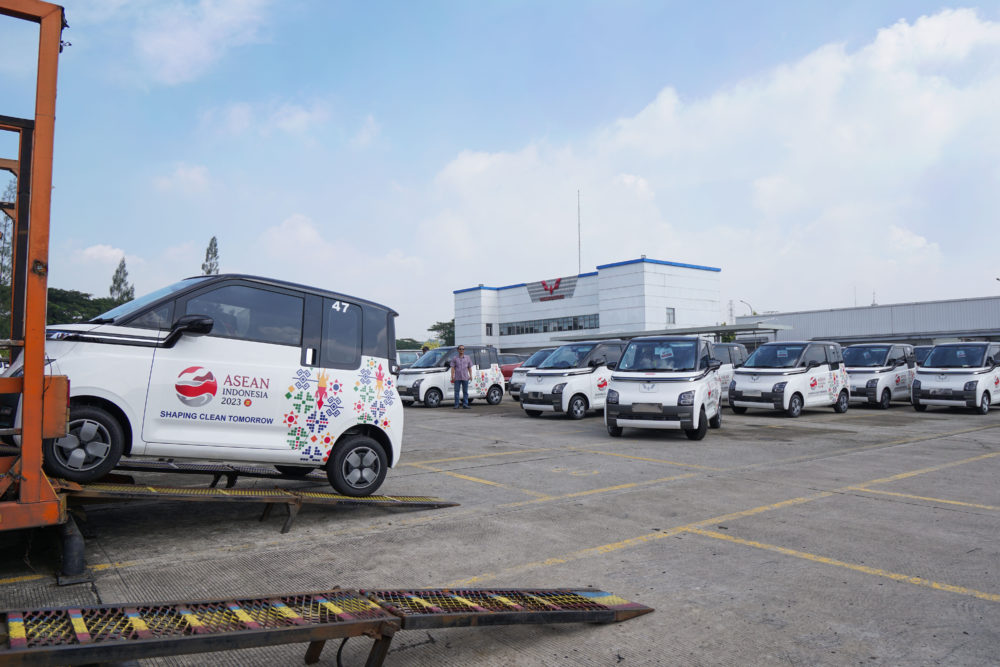 Kendaraan listrik Wuling yang diproduksi di Indonesia ini mampu menempuh jarak hingga 300 km dalam satu kali pengisian baterai penuh dan dilengkapi keunggulan lainnya 1000x667