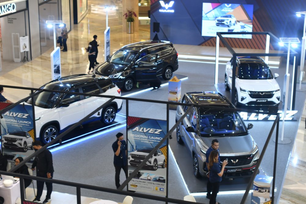 Konsumen dapat melihat secara langsung compact SUV yang memadukan desain stylish dan inovasi di pameran Wuling yang diselenggarakan di Fashion Atrium Pakuwon Mall sampai dengan 9 April 2023 1000x667