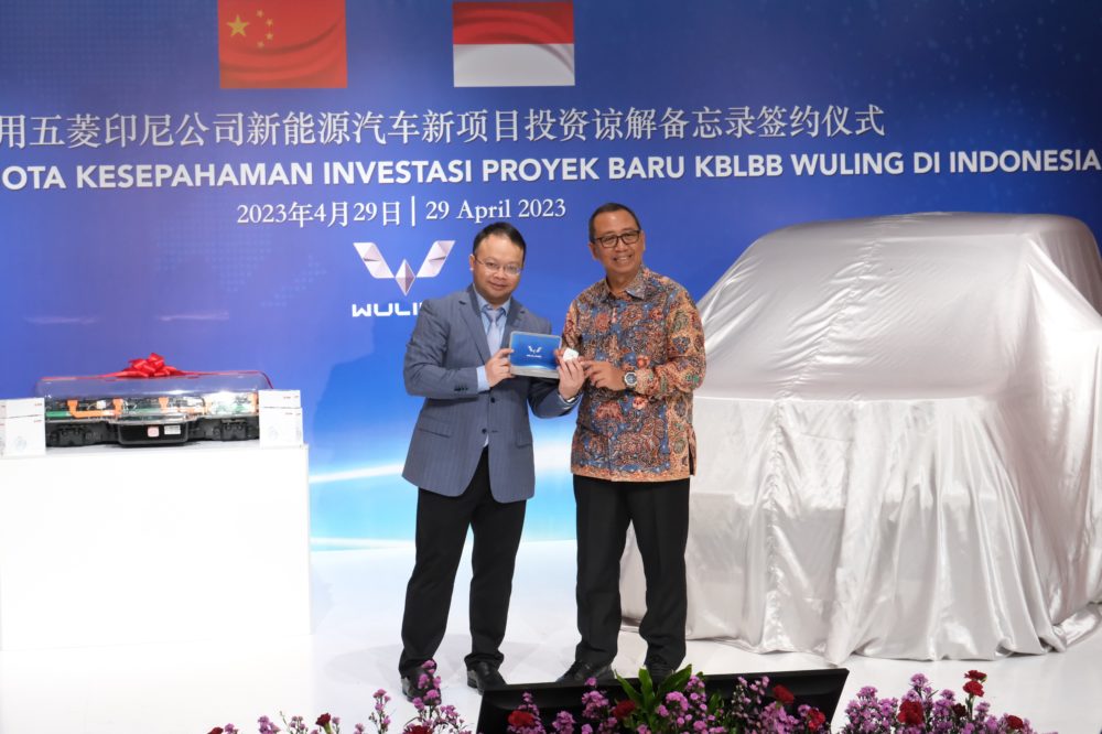 Penyerahan kunci kendaraan KTT ASEAN 2023 secara simbolis dari Shi Guoyong President Director Wuling Motors kepada Sekretaris Kementerian Sekretariat Negara Setya Utama di Wuling Center 1000x666