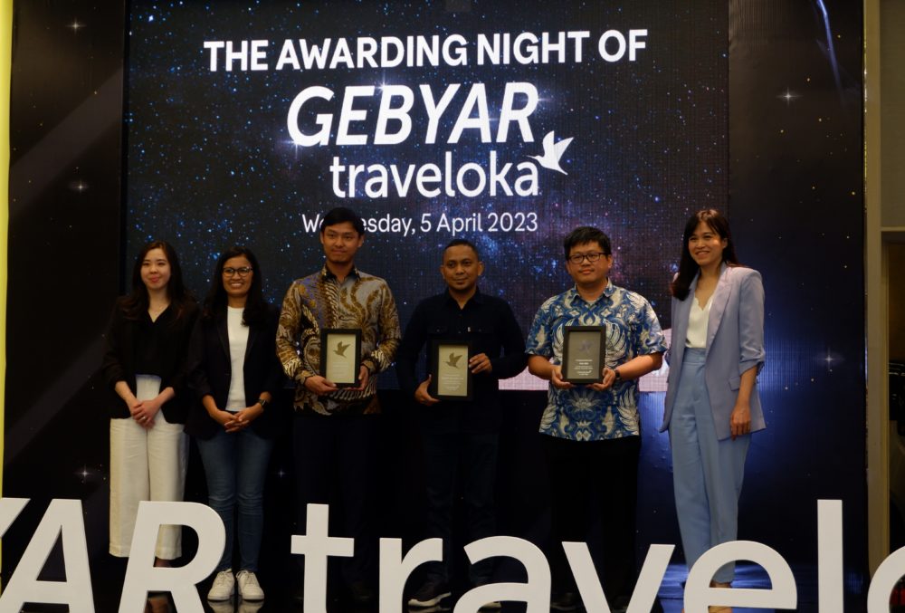 Serah terima hadiah simbolik Gebyar Traveloka dilakukan kepada 20 perwakilan pemenang program inovatif ini salah satunya ialah Wuling Air ev Drive For A Green Life 1000x677