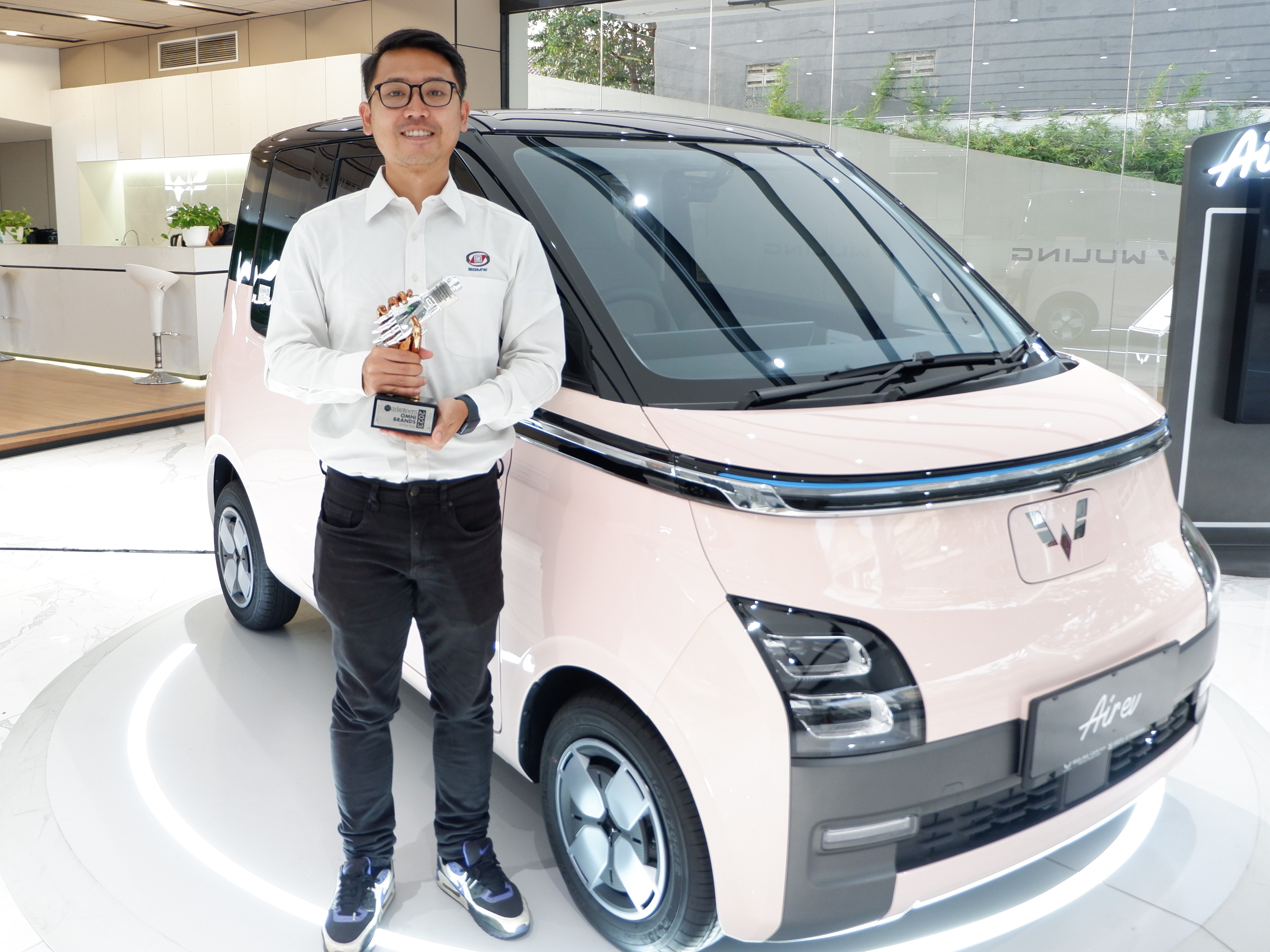 Image Wuling Air ev Mendapat Penghargaan Marketeers OMNI Channel Brands of the Year 2023