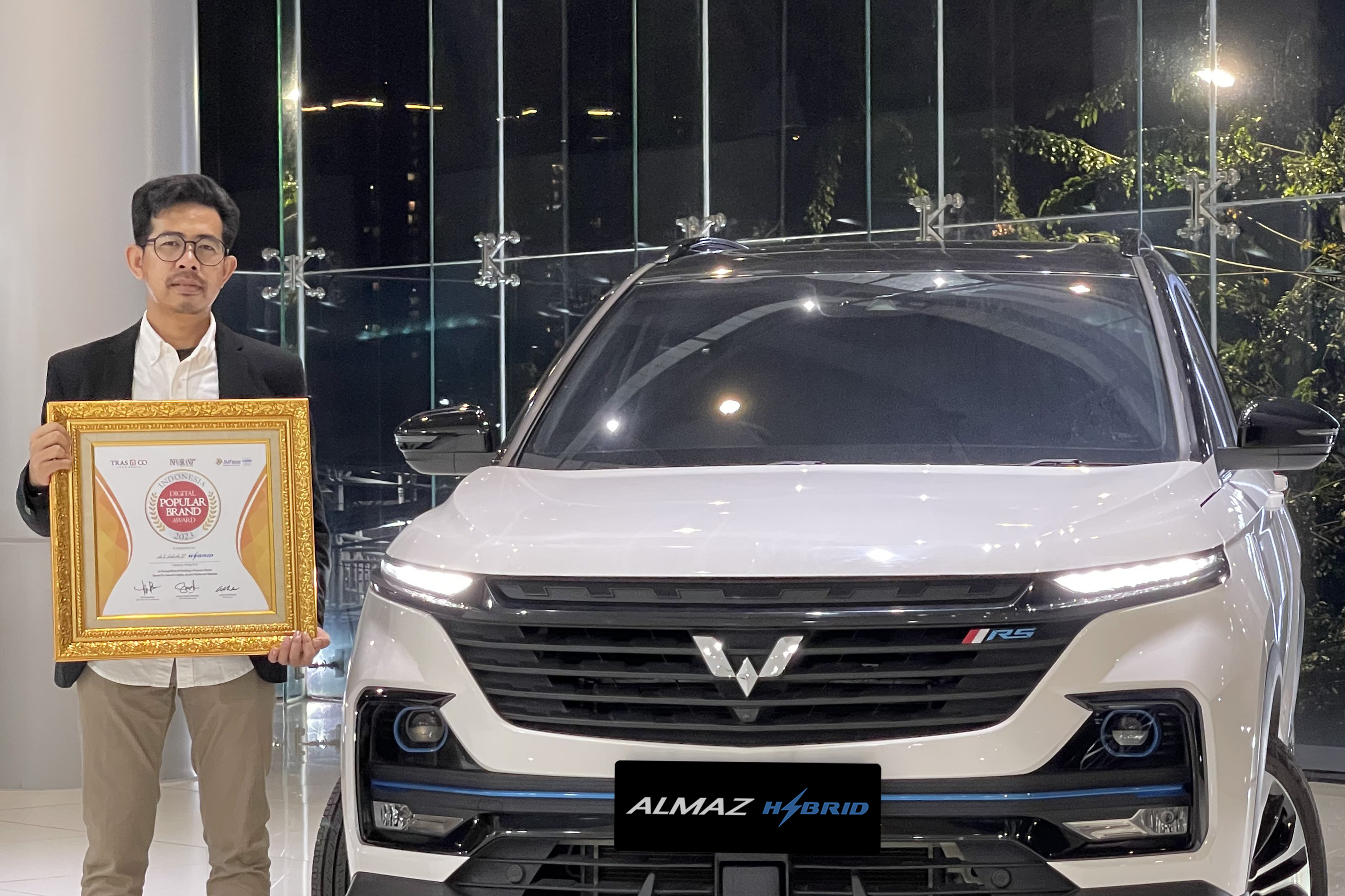 Image Wuling Almaz Hybrid Raih Predikat Indonesia Digital Popular Brand untuk Kategori SUV