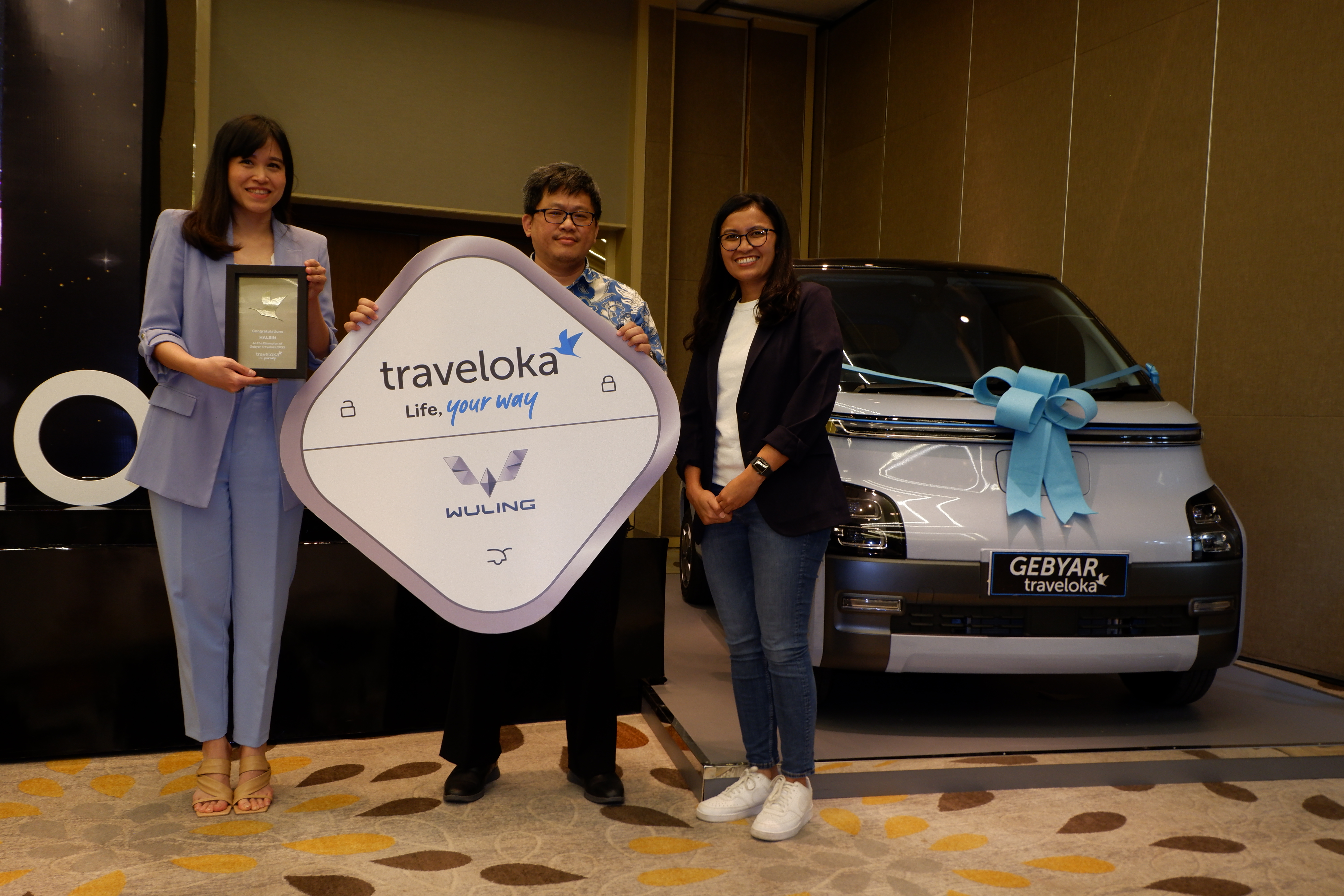 Image Wuling And Traveloka Hand Over One Unit of Air ev For Grand Prize Winner of Gebyar Traveloka