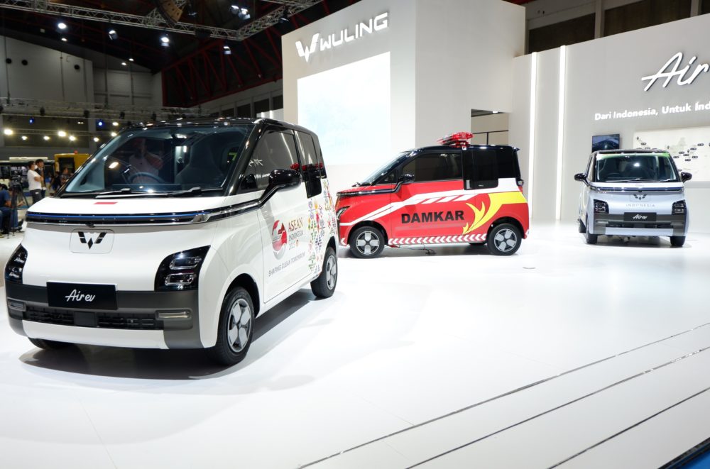 Di booth Wuling pada PEVS 2023 hadir unit Air ev yang dikustomisasi menjadi mobil pemadam kebarakan dan unit Air ev sebagai official car partner KTT G20 2022 dan KTT ASEAN 2023 1000x661