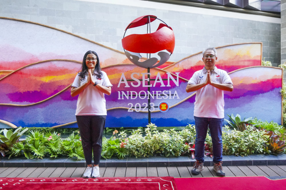 Dian Asmahani selaku Brand and Marketing Director Wuling Motors bersama dengan Maulana Hakim selaku Aftersales Director Wuling Motors di lokasi KTT ASEAN 2023 Labuan Bajo 1000x667