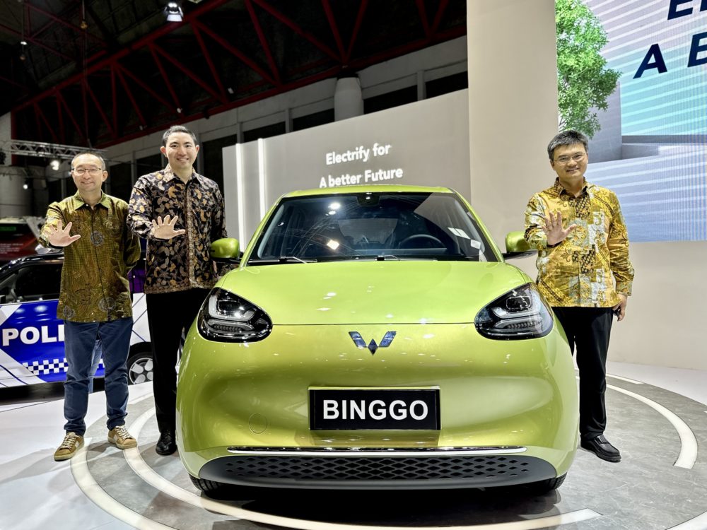 Jajaran manajemen Wuling berfoto bersama Wuling Binggo yang merupakan hasil pengembangan platform EV Wuling yang laris di Tiongkok 1000x750