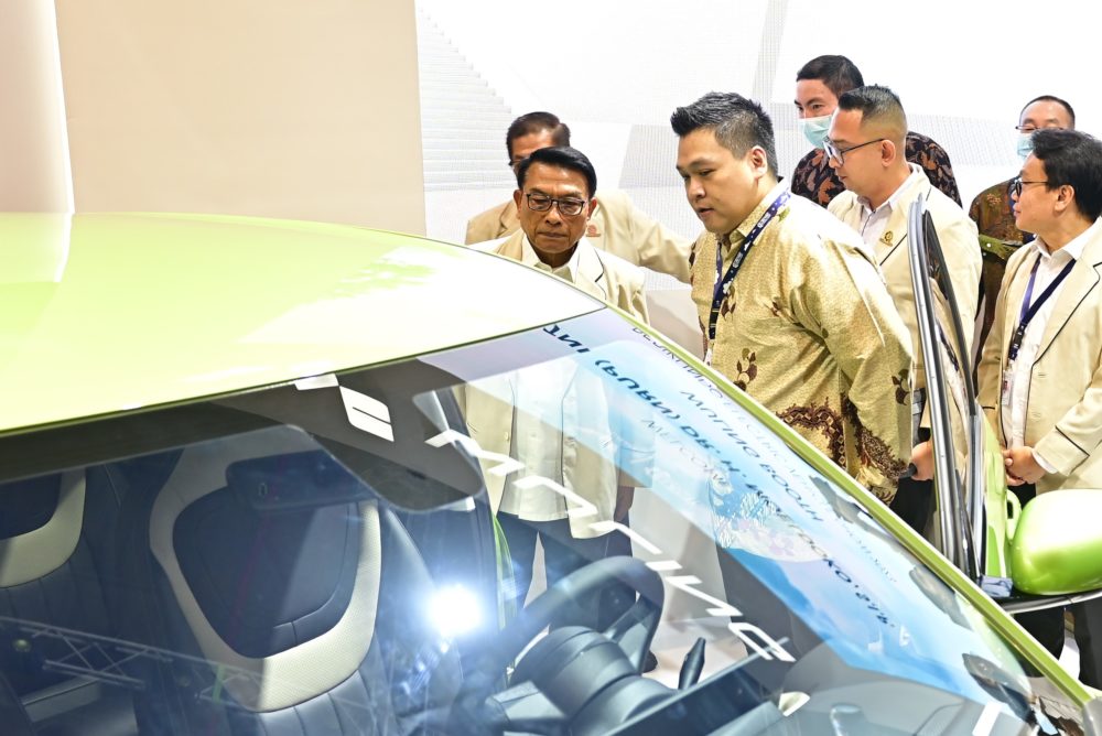 Ketua Umum Periklindo Jend. TNI Purn Dr. H. Moeldoko S.IP turut mendatangi booth Wuling di PEVS 2023 1000x668