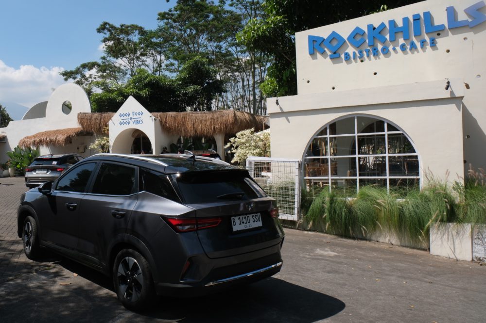 Rekan rekan media bergerak ke Rockhills Bistro Cafe di daerah Batu Malang untuk menyantap makan siang setelah menempuh perjalanan Kota Malang Batu Malang 1000x666