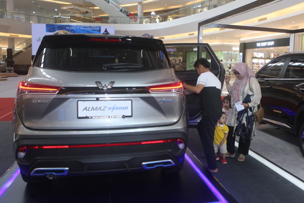 Seorang pengunjung sedang melihat interior Almaz Hybrid di Big Mall Samarinda 1000x667