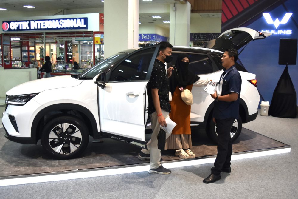 Seorang pengunung tertarik untuk melihat Alvez Style and Innovation in One SUV di Atrium Malang Town Square Mall. 1000x667
