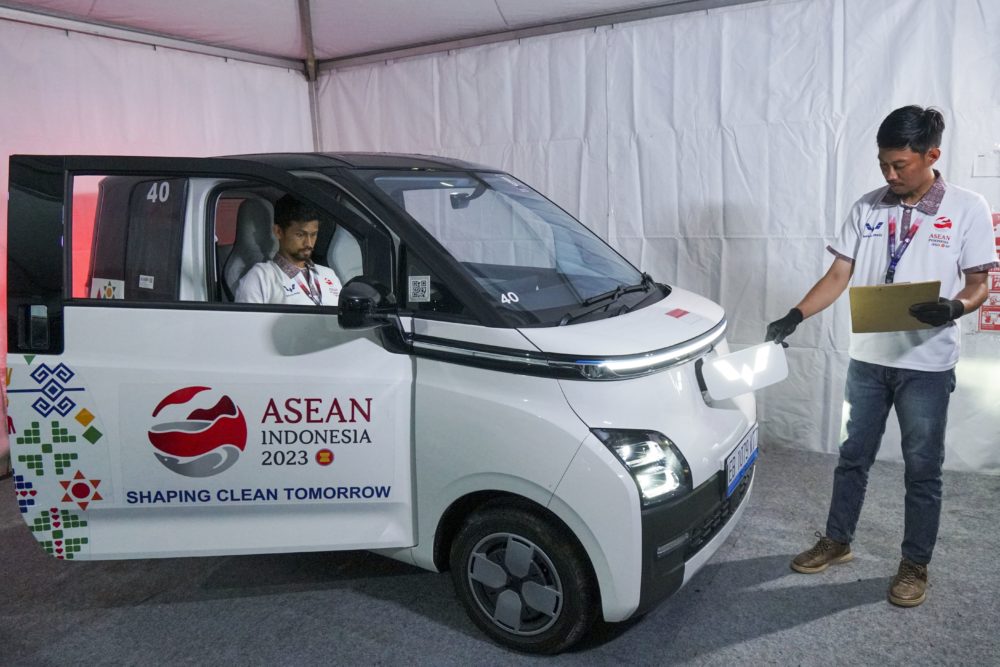 Tim gabungan Aftersales dan Manufacturing Wuling dengan siaga memastikan unit dalam kondisi prima 1000x667