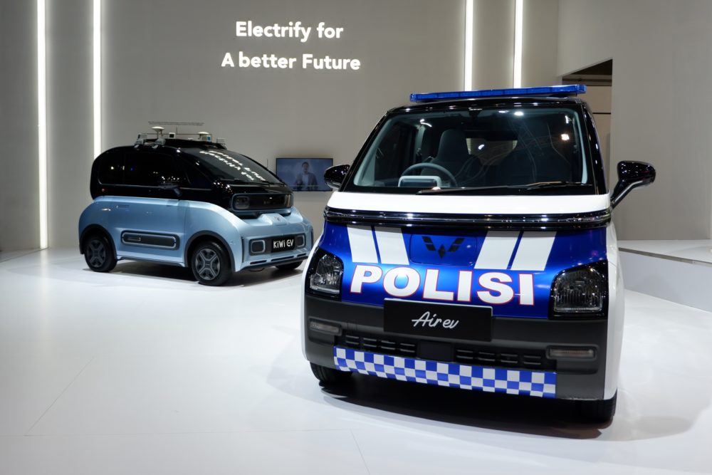 Turut ditampilkan pula Air ev yang telah mendapat penyesuaian untuk penggunaan sebagai mobil polisi dan E300 yang mengaplikasikan Autonomous Driving 1000x667