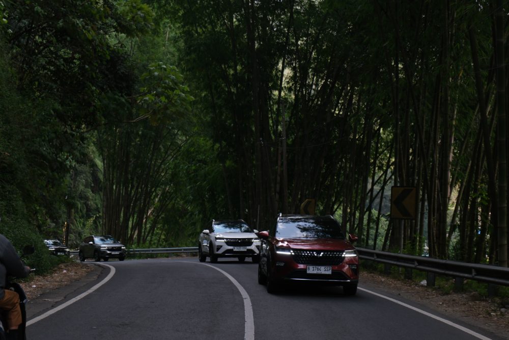 Wuling mengajak 20 rekan media untuk mencoba sensasi berkendara bersama compact SUV terbaru ini di jalur pegunungan Jatim Jateng dalam All At Once Driving Experience. 1 1000x667