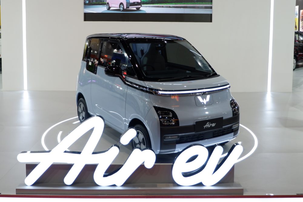 Di Jakarta Fair 2023 Wuling menampilkan Air ev yang merupakan kendaraan listrik pertama Wuling di Indonesia 1000x668