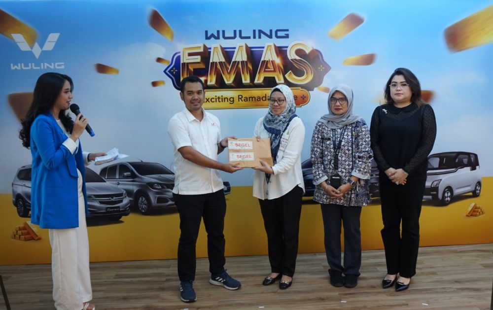 Pengundian dan penyerahan simbolis logam mulia kepada pemenang menutup program Wuling Emas yang sudah berlangsung dari tanggal 1 April sampai 19 April 2023 1000x629