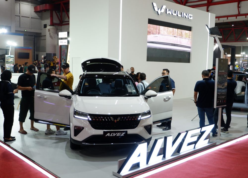 Pengunjung Jakarta Fair 2023 tertarik untuk melihat compact SUV terbaru Wuling Alvez yang mengedepankan style dan inovasi 1000x720