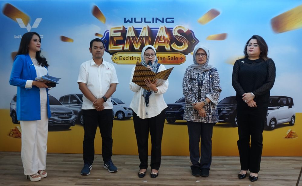 Proses pengundian program Wuling Emas disaksikan oleh Kementerian Sosial Dinas Sosial DKI Jakarta dan notaris. 1000x616