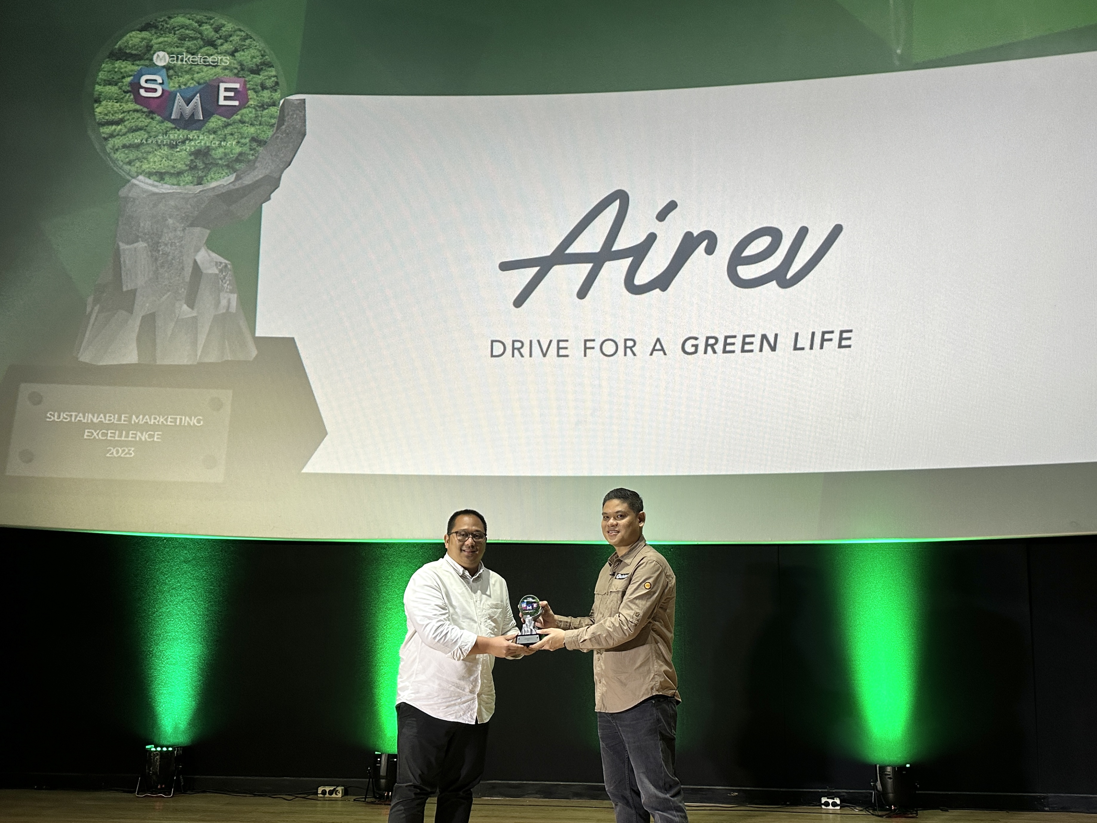 Image Wuling Air ev Menyandang Predikat Green Product of The Year Di Perhelatan SME Awards 2023