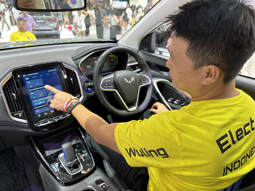 Erick Pengurus Wuling Electric Vehicle Indonesia mencoba fitur inovatif New Almaz RS yaitu ADAS bagi konsumen yang menginginkan pengalaman berkendara yang canggih dan modern. 1000x750